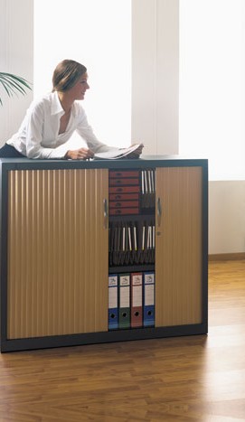armoire de bureau métallique avec rideaux chargée de dossiers suspendus et classeurs verticaux.